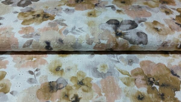 Gebroken witte mousseline stof met embroiderie en bloemen	