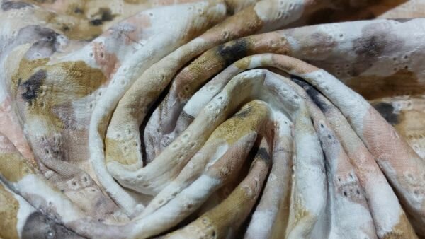 Detail van geborduurde bloemen op mousseline katoen	