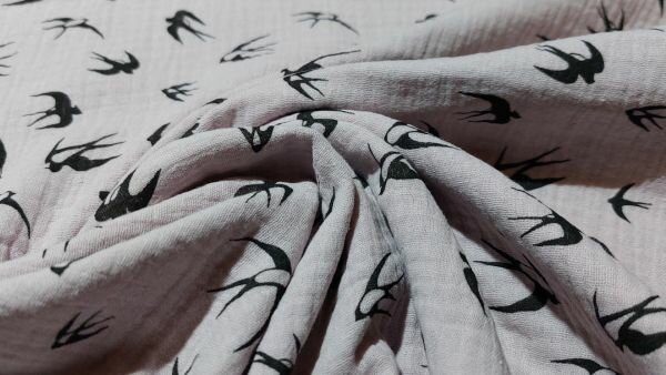 Mousseline stof licht paars met zwarte zwaluwen print