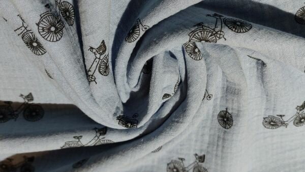 Jeansblauwe mousseline stof met zwarte fietsen print
