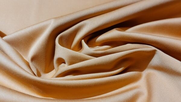 Structuur karamel broekenstof met satijnbinding