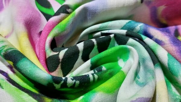 Digitale print op viscose linnen stof met bladeren