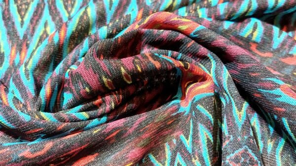 Luchtige stof met etnisch patroon