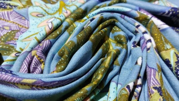 kleurrijke bladerenprint op rekbare stof