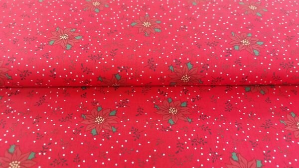 Rode katoenen kerststof met witte edelweiss en groene hulstprint