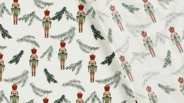Close-up katoenen kerststof met kerstboom en folieprint