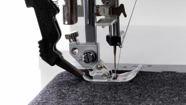 Pfaff Ambition 610 met automatische draadinsteker voor eenvoudig naaien