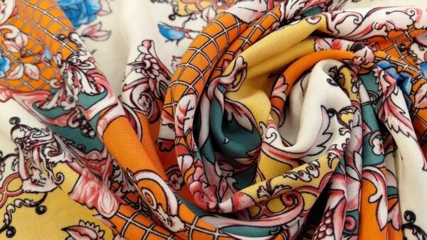 Viscose chally stof met bloemen in oranje en groen