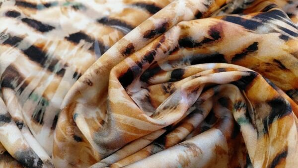 Cornery Diffused Tijgerprint Stretchstof close-up