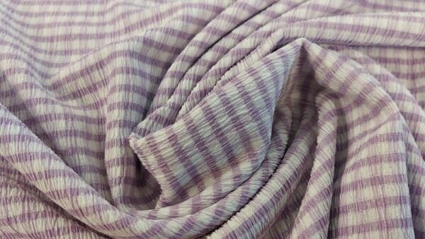 Witte lila crepe stof met ruitjes patroon close-up