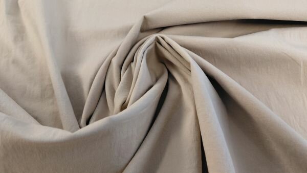 Beige poplin stretch stof met siliconen afwerking voor kleding