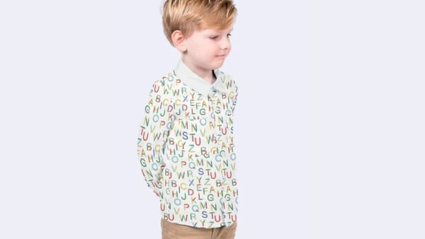 Katoenen stof met kleurrijke letters op witte achtergrond