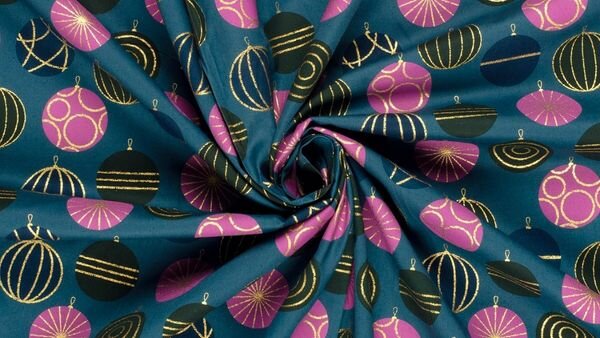 Petrol blauwe kerststof met goudfolie kerstballen op 100% katoen poplin, gedetailleerd patroon voor naai-inspiratie.