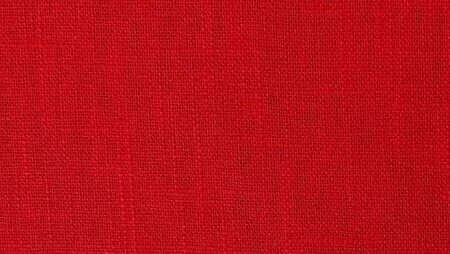 Naaien met rood linnen stof 