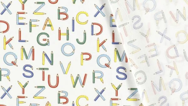 Vrolijke katoenstof met letters