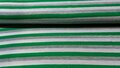 Gestreepte tricot stof (groen, wit en licht grijs)