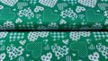 groene katoenen stof met witte hartjes close-up